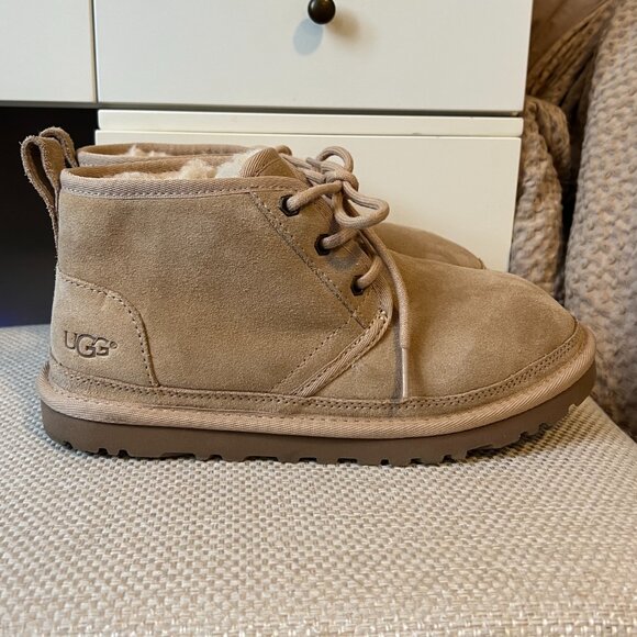 UGG Women’s Neumel Suede Chukka Boots, Size 6 - Sand (Like New) - Picture 4 of 11